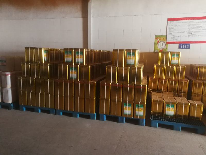 食用浓香鸡油，选用优质鸡板油加工而成，醇香自然无添加