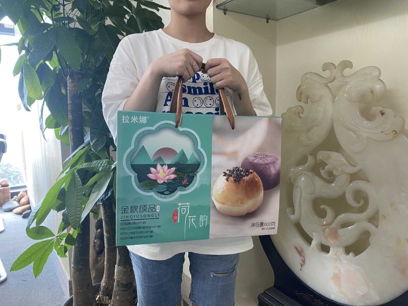 拉米娜流芯礼盒月饼一盒600克12块月饼四种口味