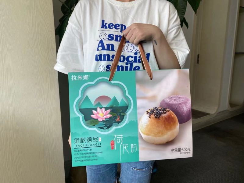 拉米娜流芯礼盒月饼一盒600克12块月饼四种口味