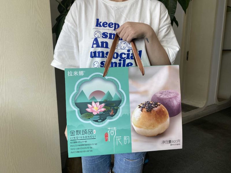拉米娜流芯礼盒月饼一盒600克12块月饼四种口味