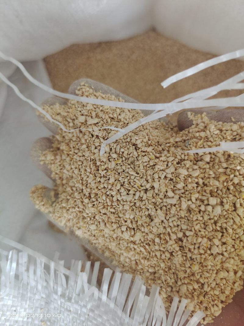 麸皮小料营养成分高，适合鸡鸭鹅猪牛羊养殖添加使用价格低