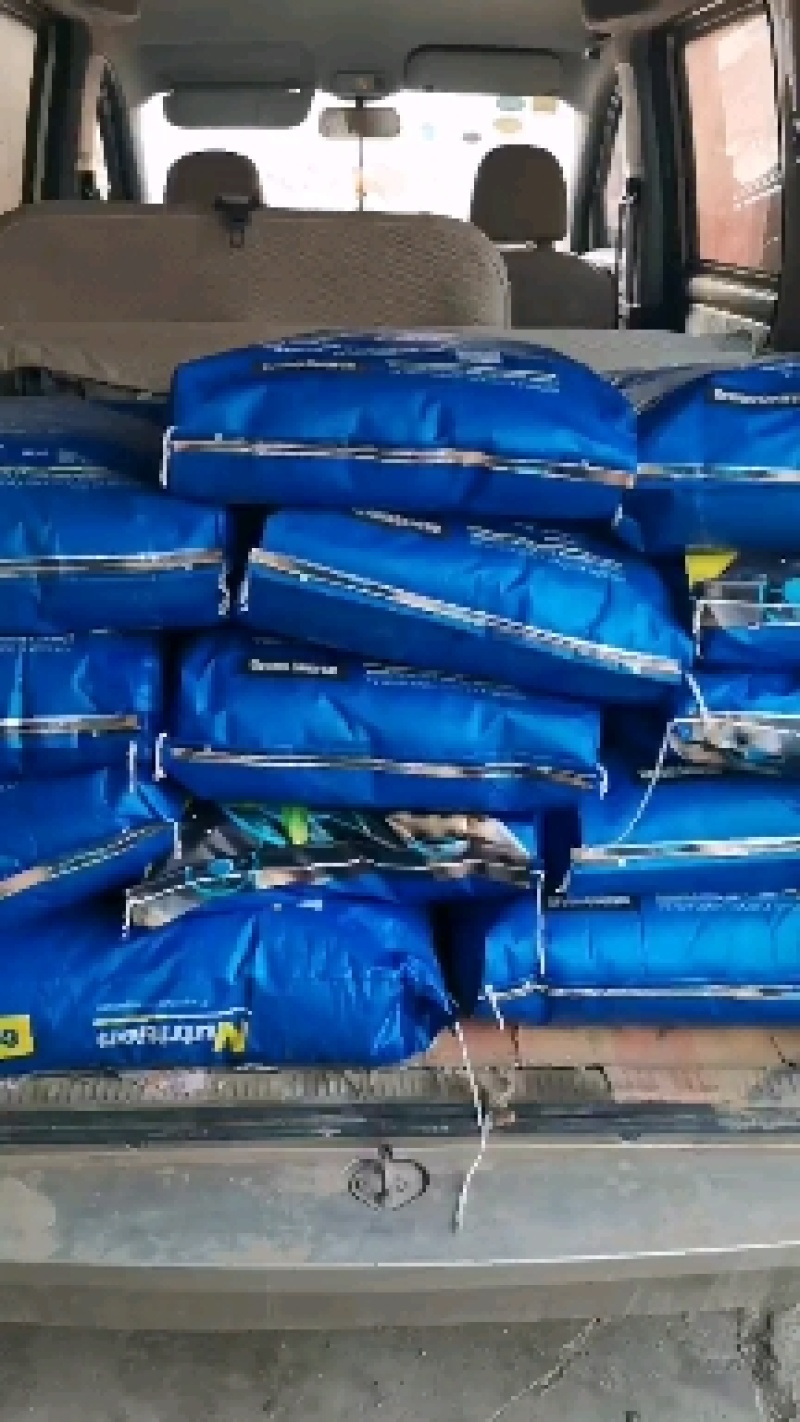 微生物菌剂，内含每克十亿菌，有机质90%、氮磷钾、9%。