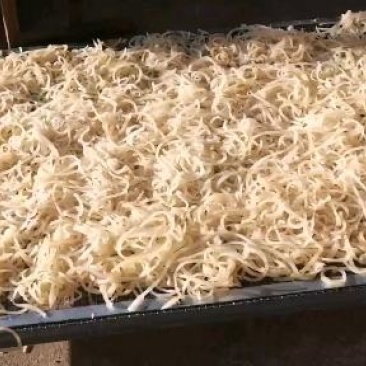 速万食品加工厂的猪皮丝，可油炸，也可以直接用水泡软抄凉拌