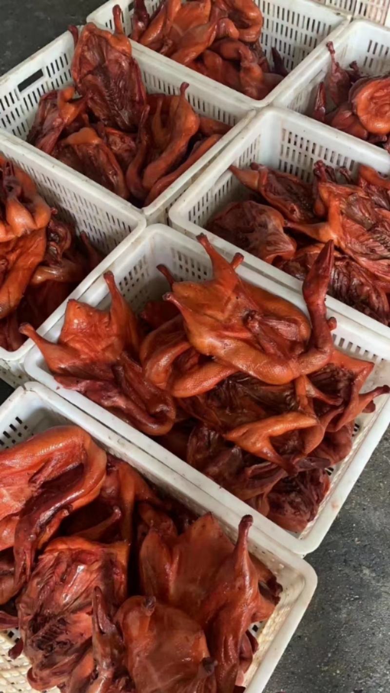 板鸭麻辣味跑江湖地摊卤板鸭饭腊味年货整只批发柴火烟熏板鸭