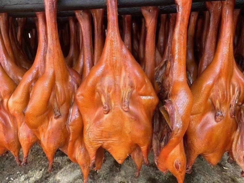 板鸭麻辣味跑江湖地摊卤板鸭饭腊味年货整只批发柴火烟熏板鸭