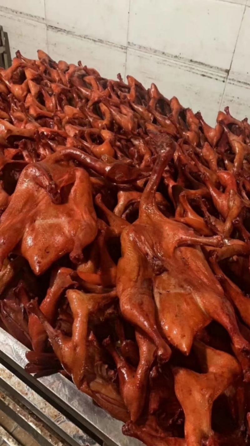 板鸭麻辣味跑江湖地摊卤板鸭饭腊味年货整只批发柴火烟熏板鸭