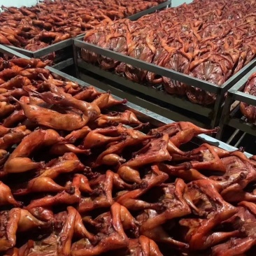 板鸭麻辣味跑江湖地摊卤板鸭饭腊味年货整只批发柴火烟熏板鸭