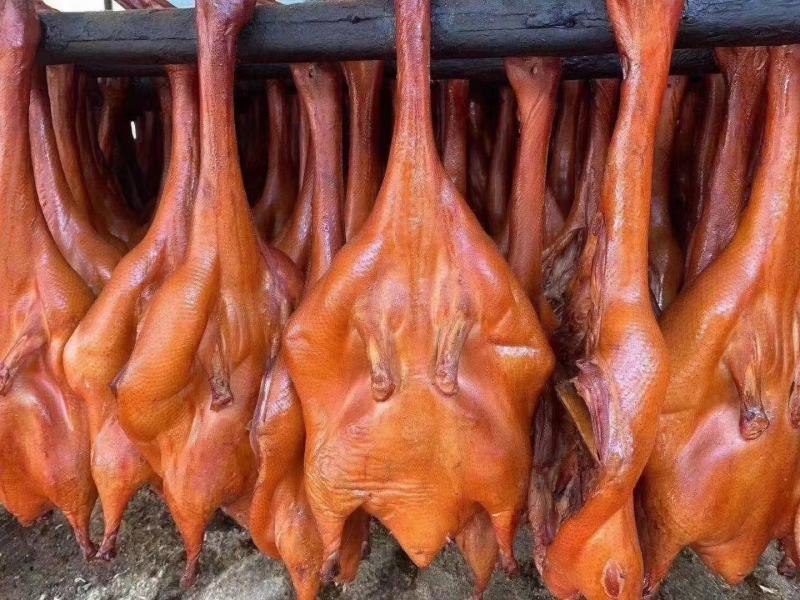 板鸭麻辣味跑江湖地摊卤板鸭饭腊味年货整只批发柴火烟熏板鸭