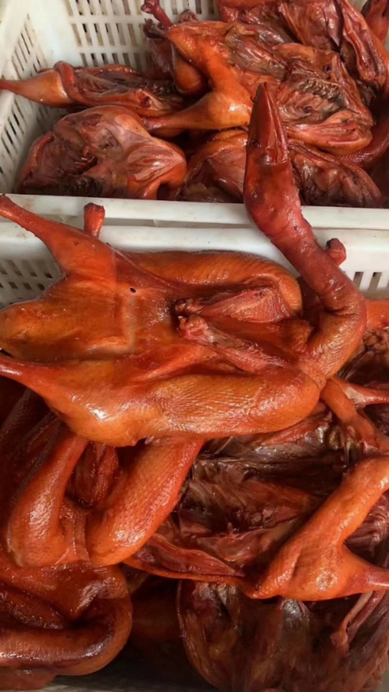 板鸭麻辣味跑江湖地摊卤板鸭饭腊味年货整只批发柴火烟熏板鸭