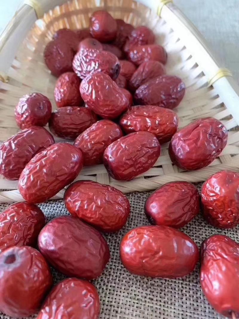新疆若羌红枣、和田大枣，吊干土灰枣，各级别价位的有货。