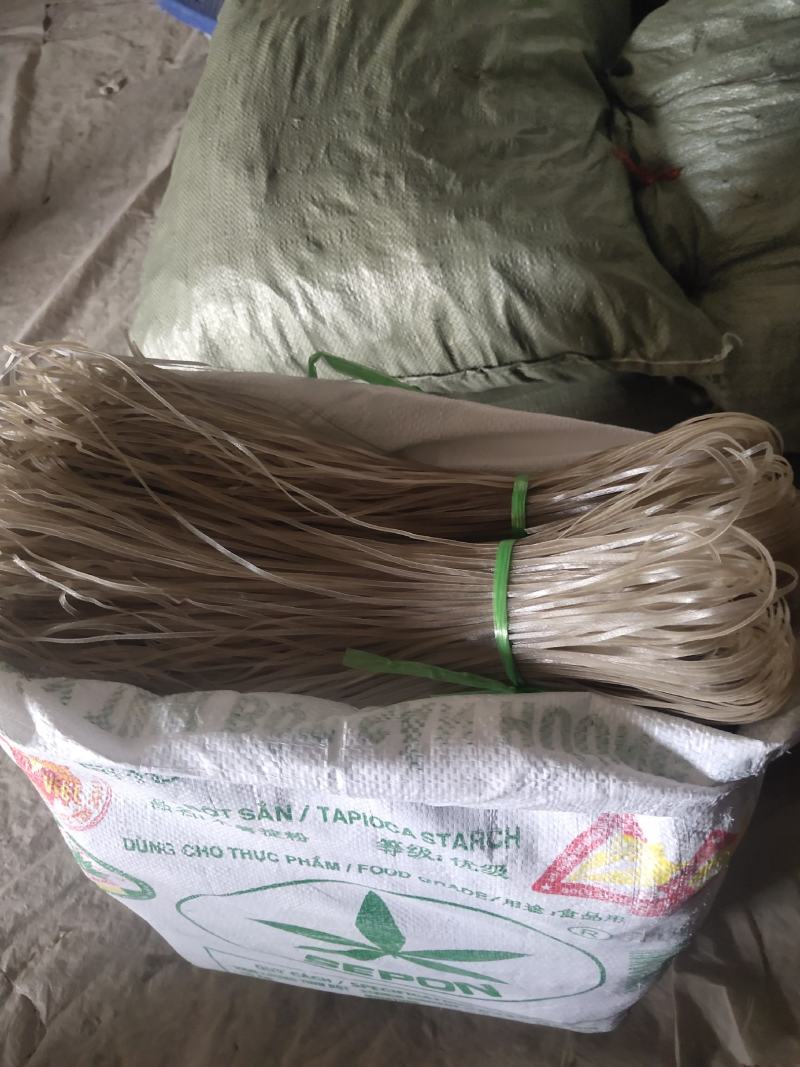 纯手工红薯粉皮丝，无任何添加剂，呈自然颜色