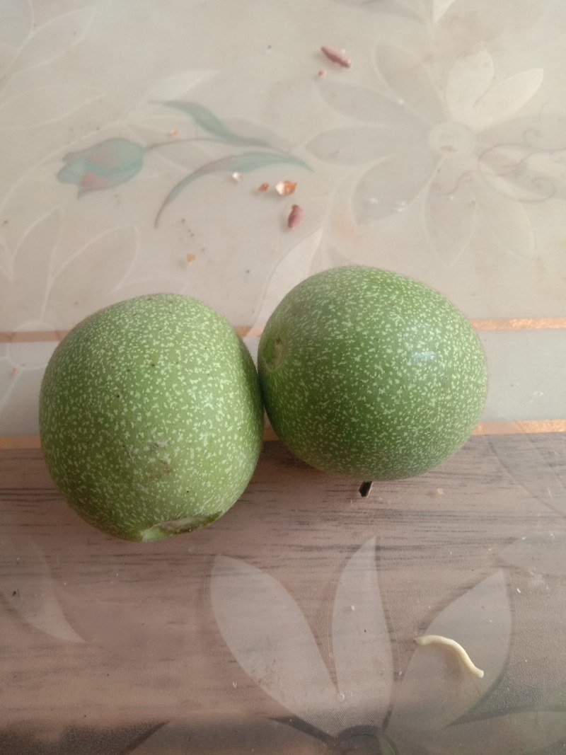 赞皇县青皮核桃以大量上市有需要的老板和我联系。