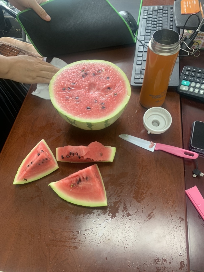 西瓜亏本大促销，好机会不要错过。品种齐全。
