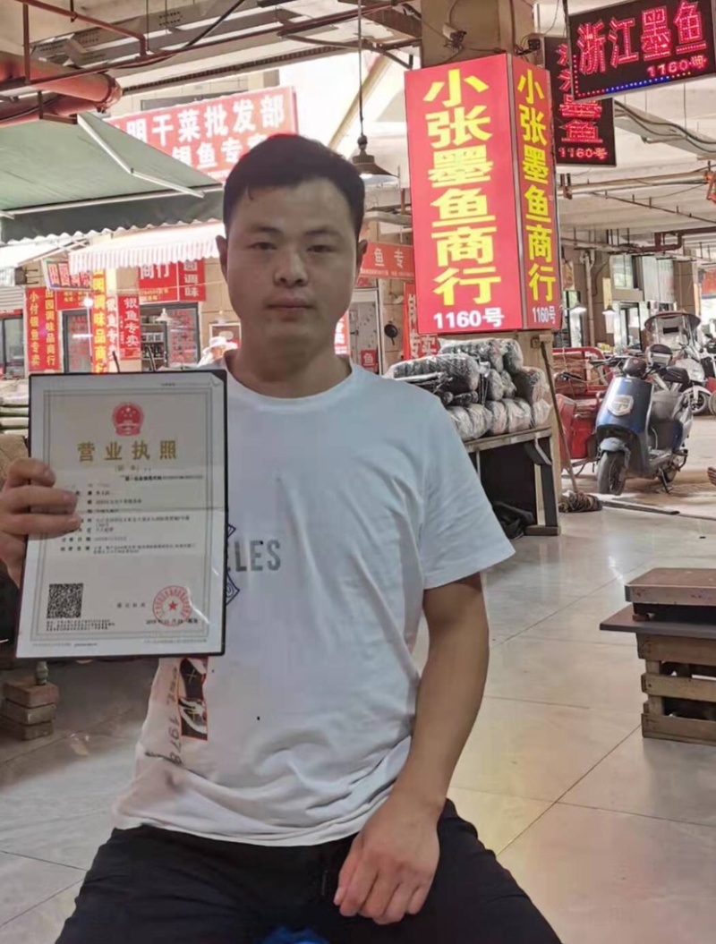 浙江墨鱼产地直销鲜度好的原料晒制而成。7-8头一斤