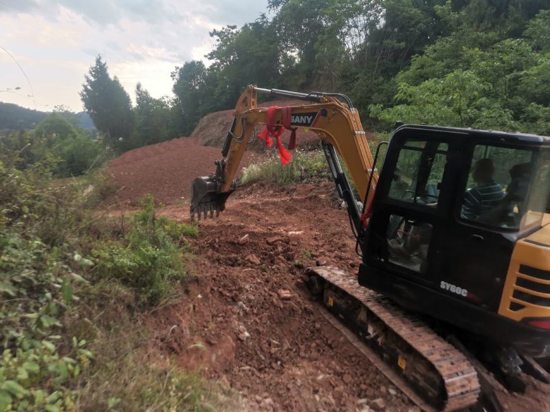 碉楼村村委流转集体土地100亩，全部通公路，价格可商量，