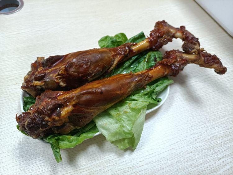 鸡腿清洗后划刀处理,便于腌料渗透 鸡腿处理过程