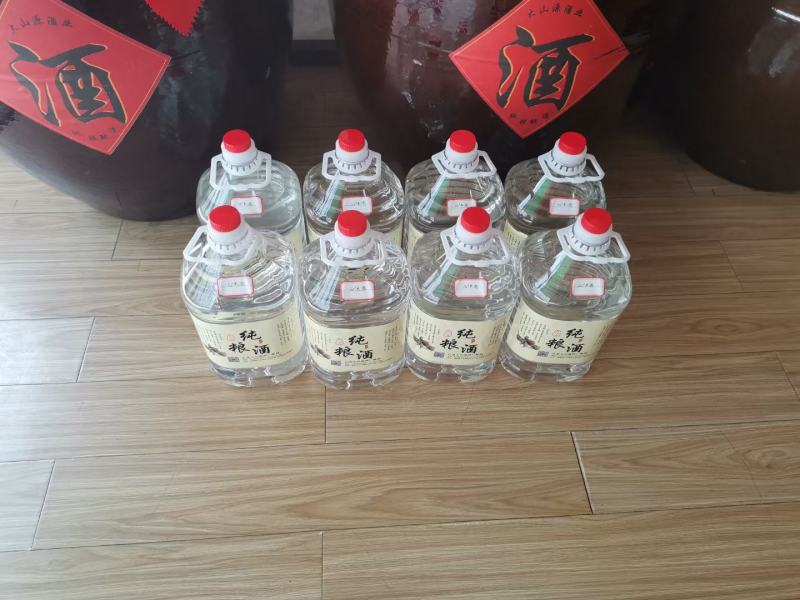 无污染五谷杂粮，天然山泉水酿制而成，传统工艺，古法酿制