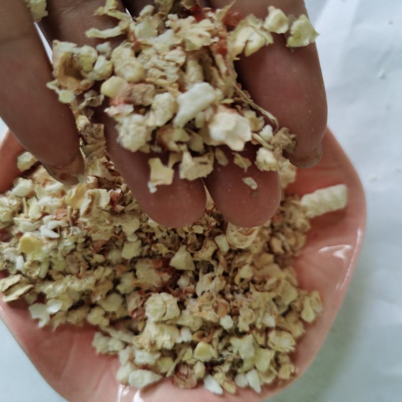 玉米芯颗粒食用菌原料，饲料原料量大可以优惠