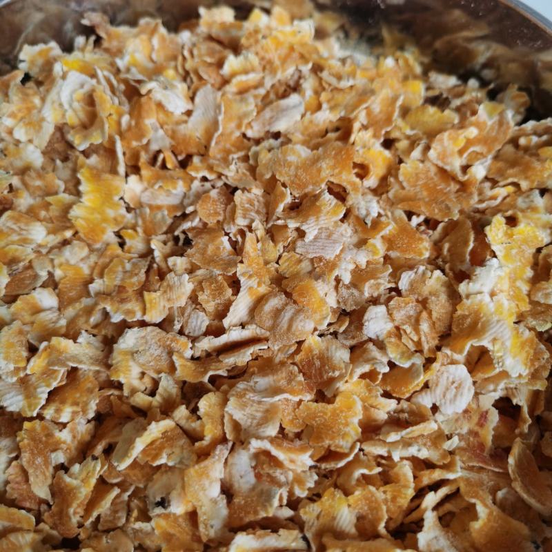 厂家供应优质玉米压片玉米蒸汽压片养殖用饲料级玉米压片