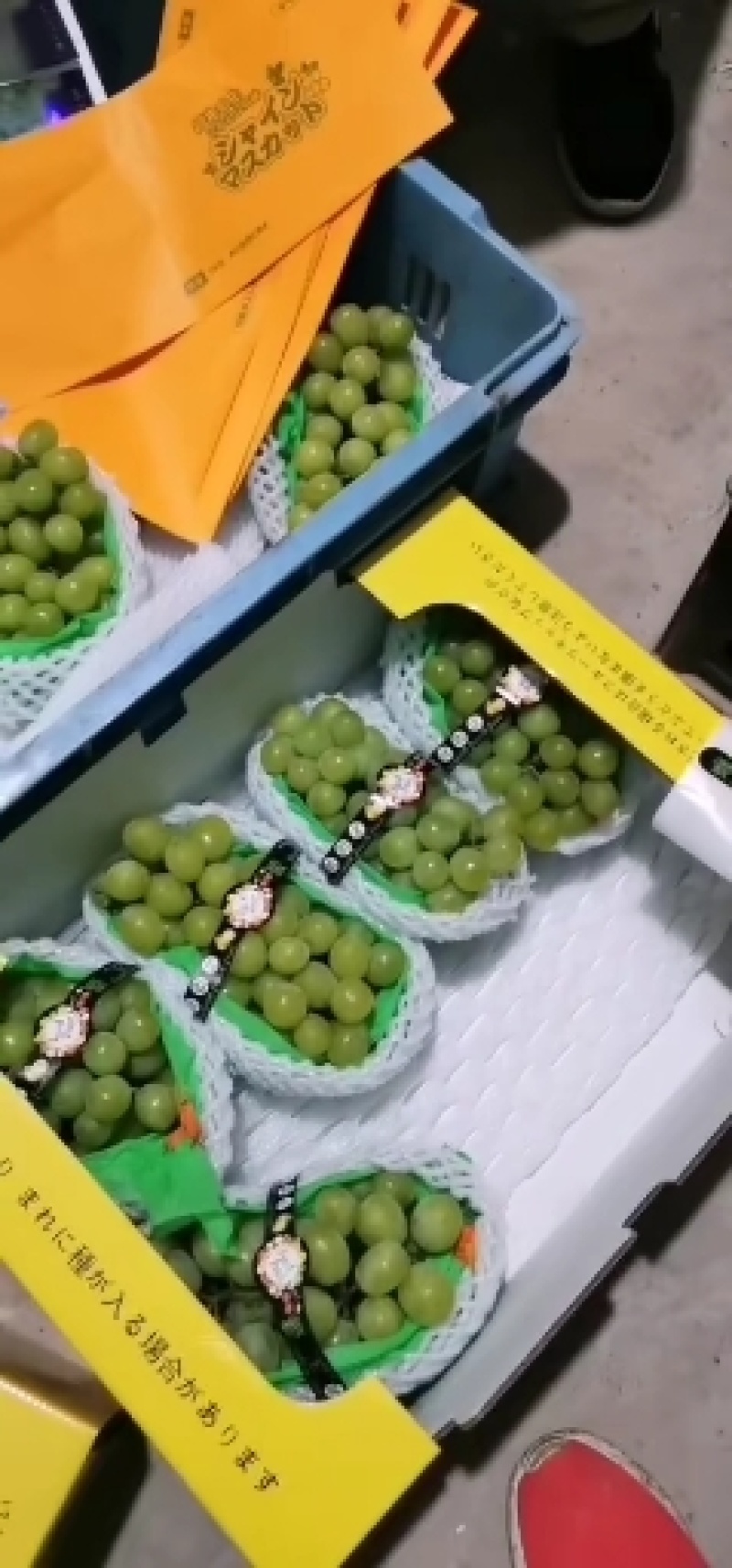 阳光玫瑰葡萄，脆甜可口，颜色亮，甜度高，