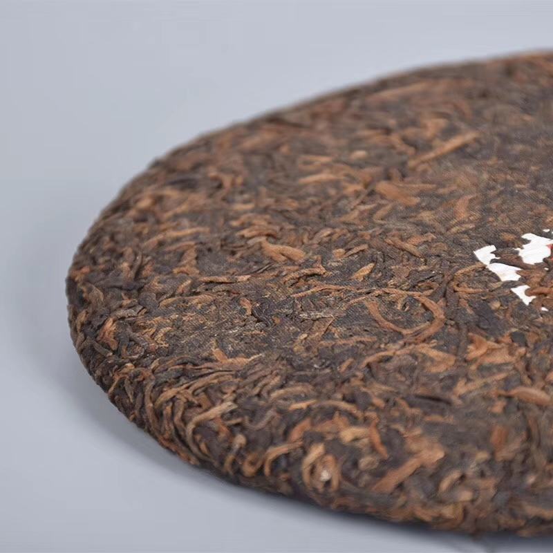 云南普洱茶饼特价批发8年金芽贡饼3年七子饼糯米香耐泡
