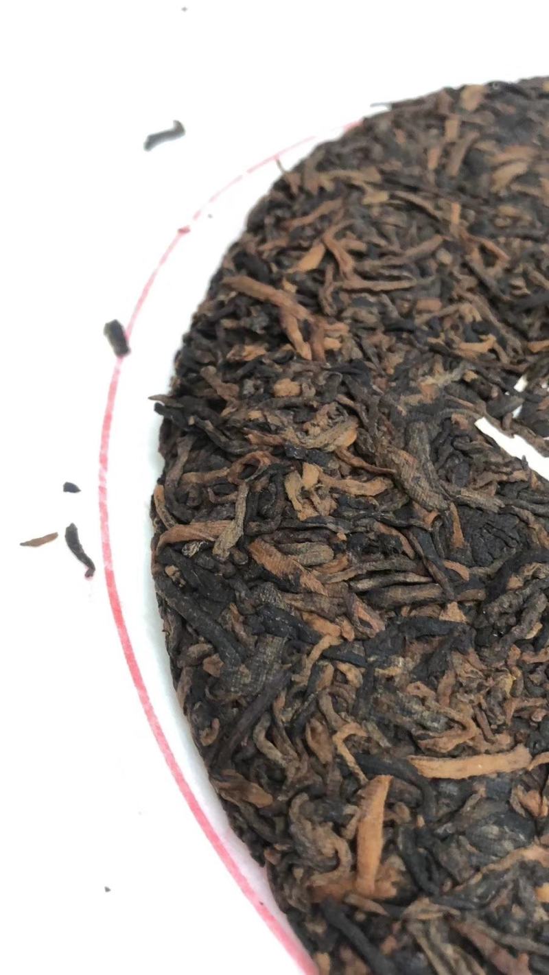云南普洱茶饼特价批发8年金芽贡饼3年七子饼糯米香耐泡