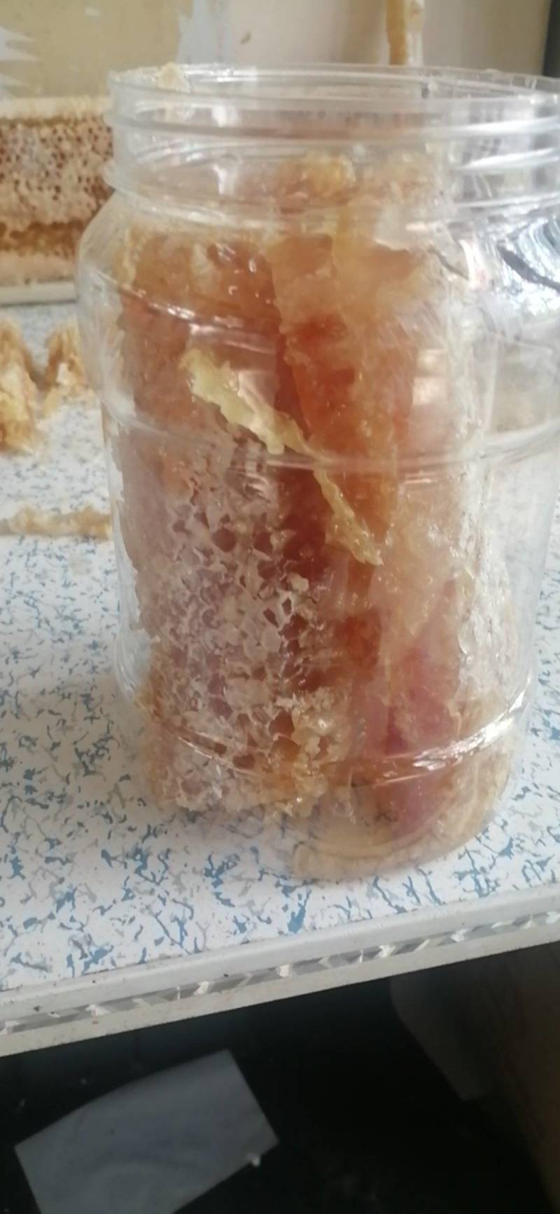 蜂巢蜜，滋补营养新鲜每瓶250克，口味纯正。人工切割灌装