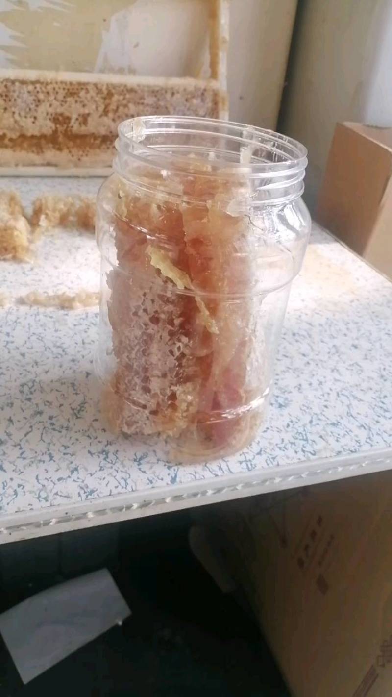 蜂巢蜜，滋补营养新鲜每瓶250克，口味纯正。人工切割灌装