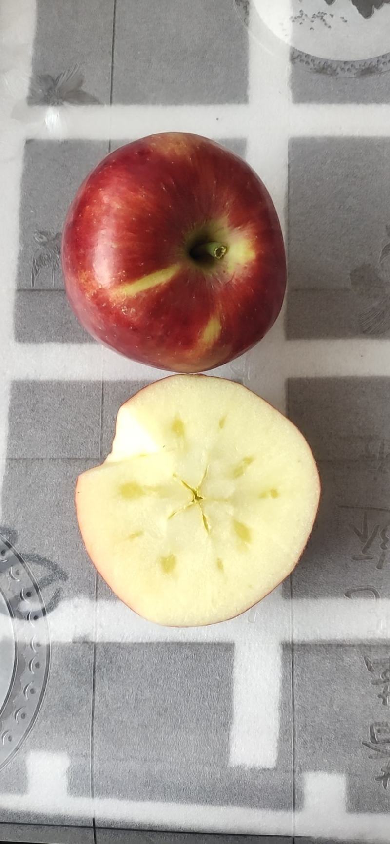 昭通早熟华硕苹果，以上市早冰糖心实足，含糖量高，