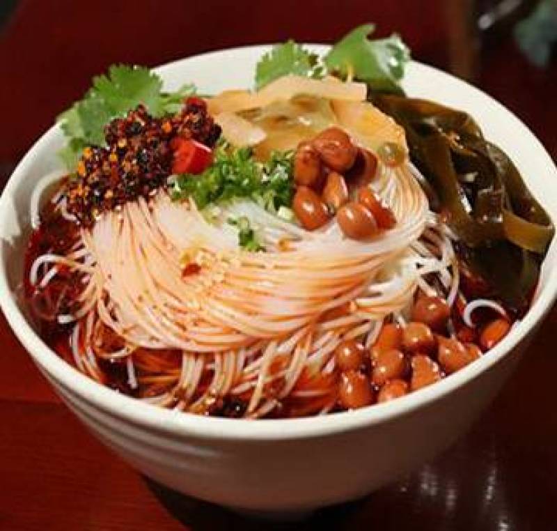 云南蒙自过桥米线（干米线）制作过程中不添加任何添加剂。