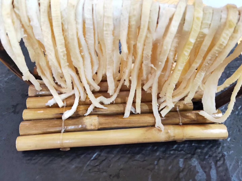 干鱿鱼泡发与焯水过程