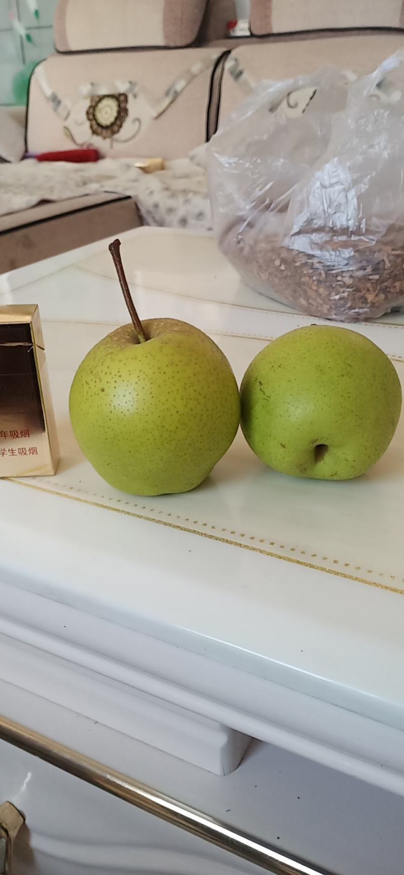 乾县雪花梨，，历史悠久，皮薄肉厚多汁，个头大口感好
