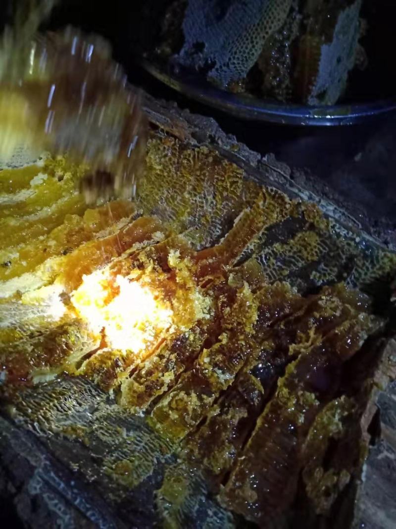 高山蜂蜜，百花蜜，槽蜜，土蜂蜜。一年取一次蜜，成熟老蜜。