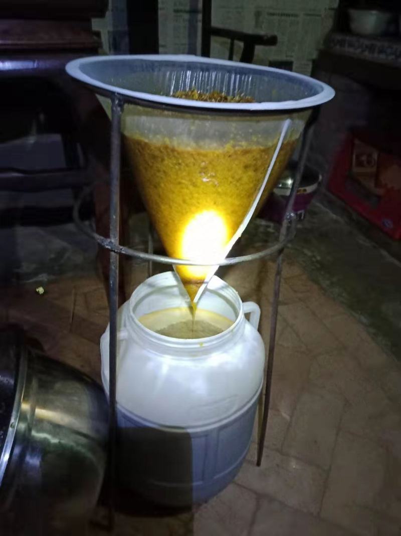 高山蜂蜜，百花蜜，槽蜜，土蜂蜜。一年取一次蜜，成熟老蜜。