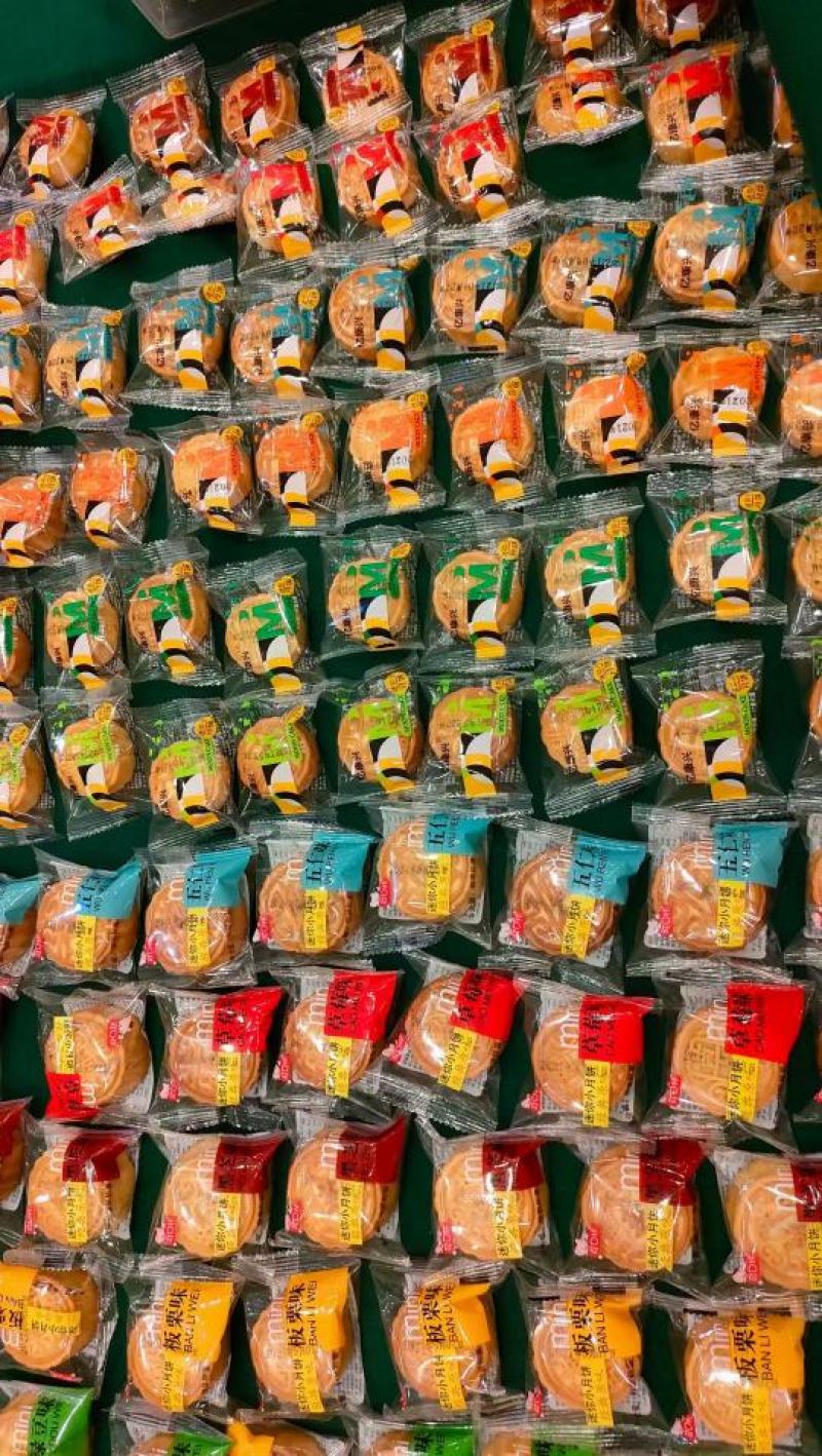 迷你小月饼厂家直供，日产十吨，九种口味，多种样式可以选择
