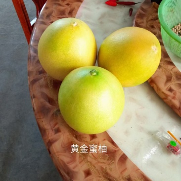 三红，黄金蜜柚，水份相当足。