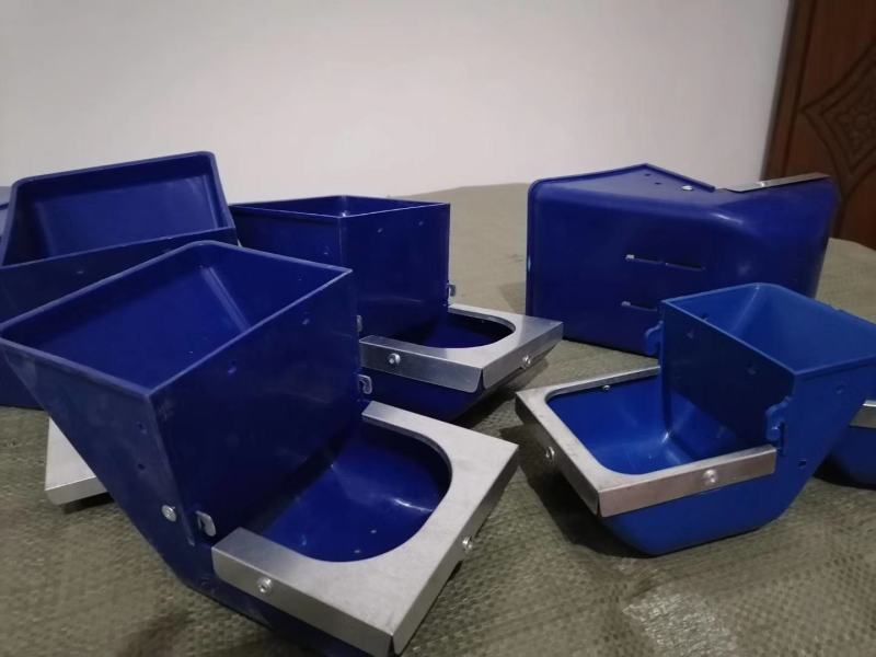 免清粪加粗加密兔笼，还有老式兔笼都带料盒，水嘴等。