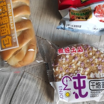 想卖一些中老年人喜欢吃的饼干，桃酥，麻排，面包