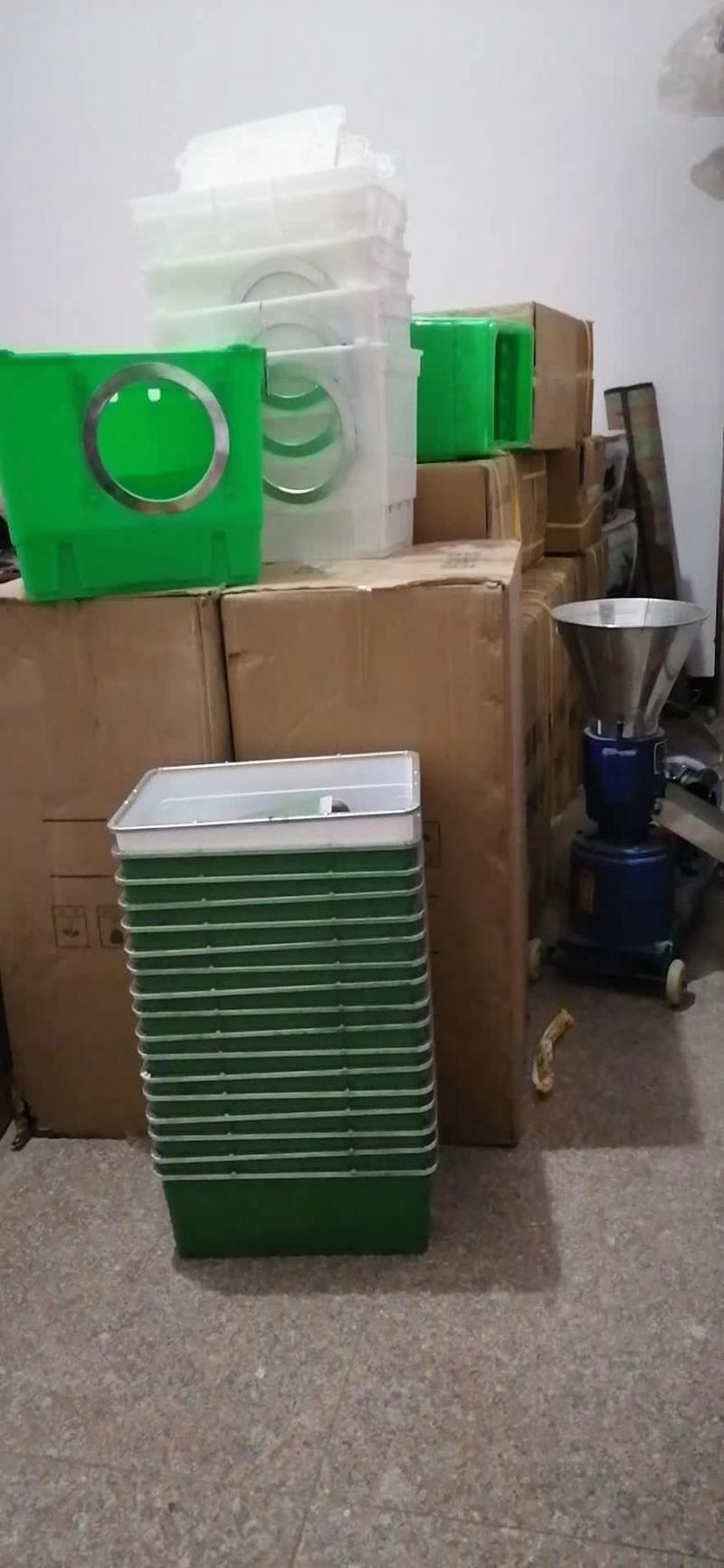 热镀锌免清理粪便兔笼，大片折弯制作自动弹簧笼门，立体安装