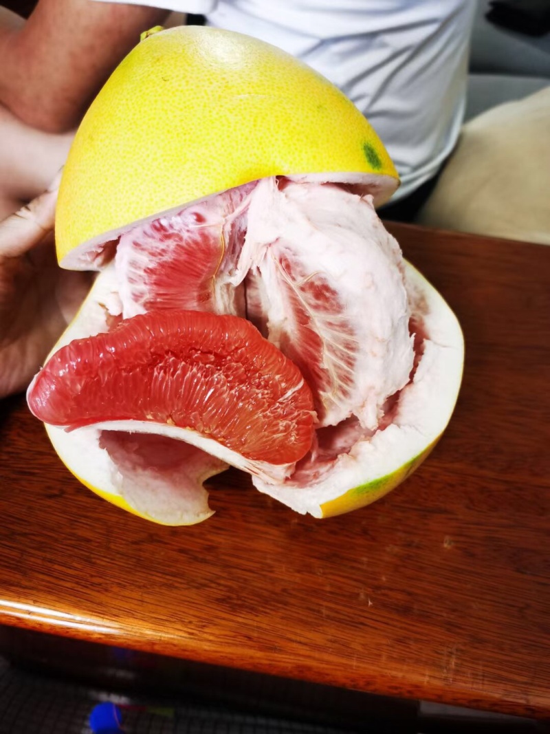 三红蜜柚，皮薄，水份充足，