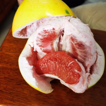 三红蜜柚，皮薄，水份充足，