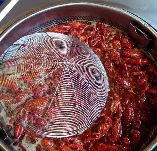 炒制麻辣小龙虾