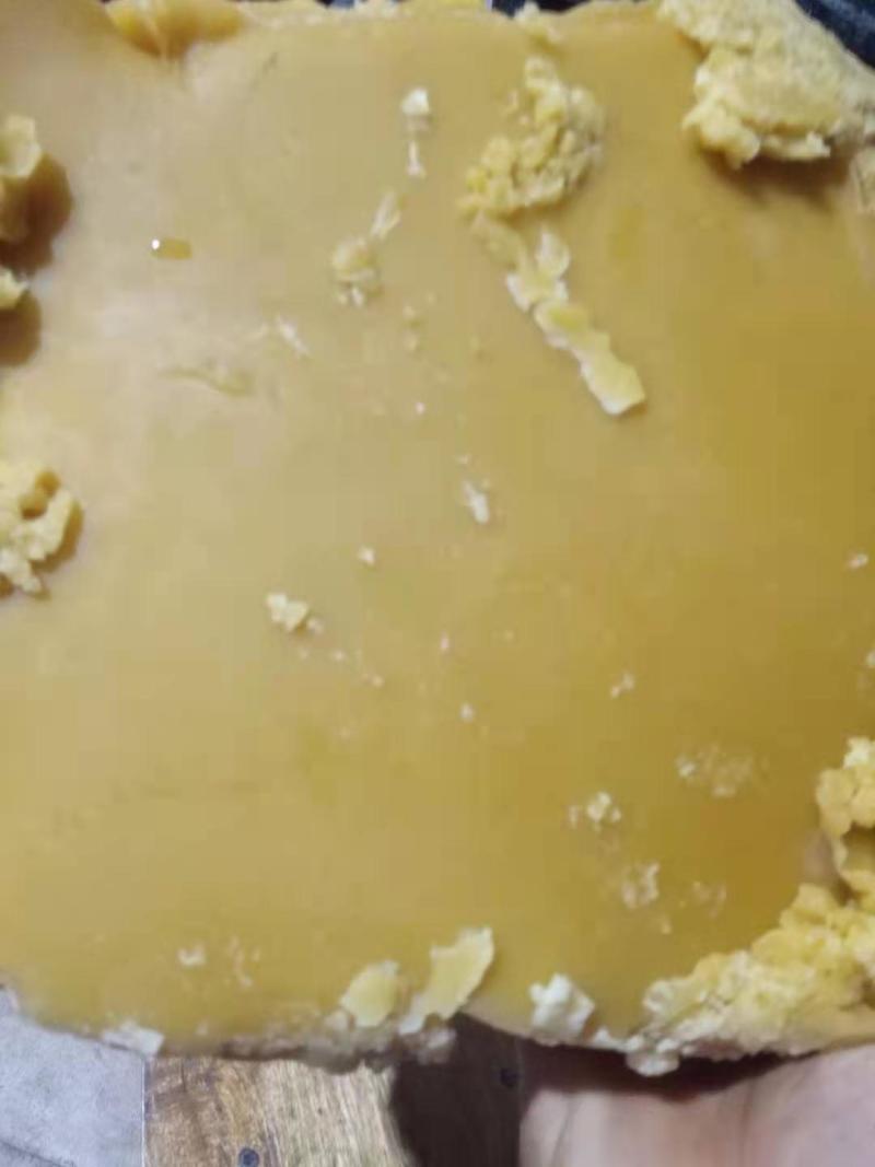 蜂蜡色黄，蜡味浓郁。