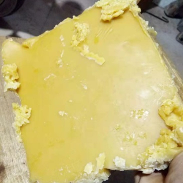 蜂蜡色黄，蜡味浓郁。