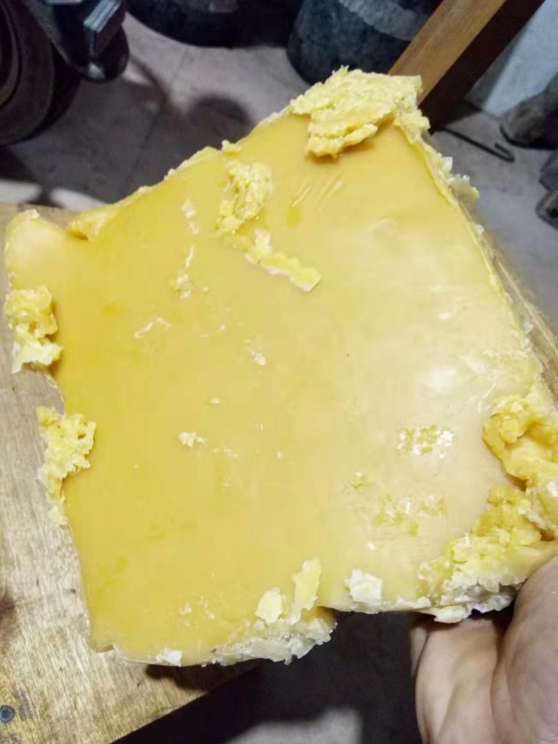 蜂蜡色黄，蜡味浓郁。