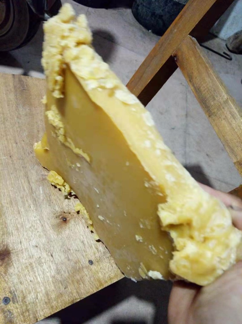 蜂蜡色黄，蜡味浓郁。