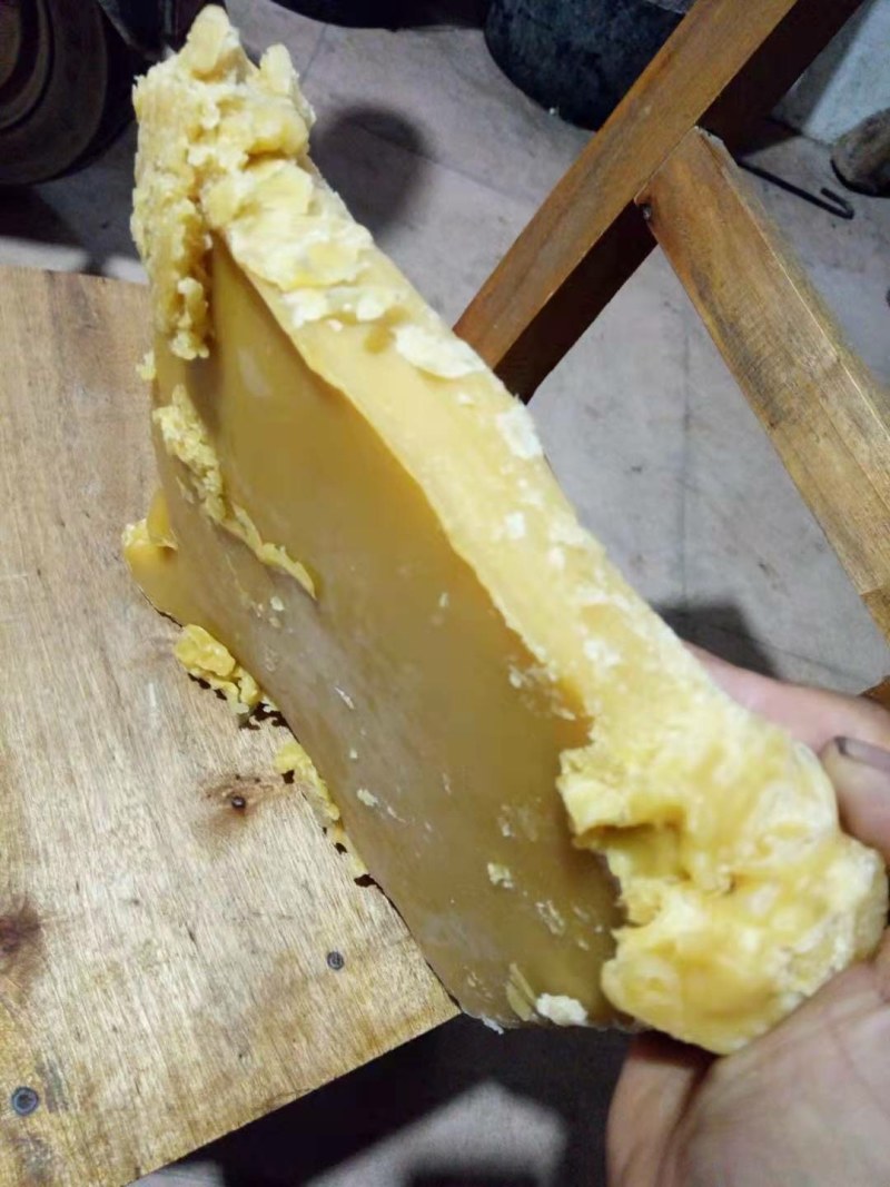 蜂蜡色黄，蜡味浓郁。