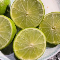 青柠塔西提无籽柠檬又称无籽柠檬，功效多多