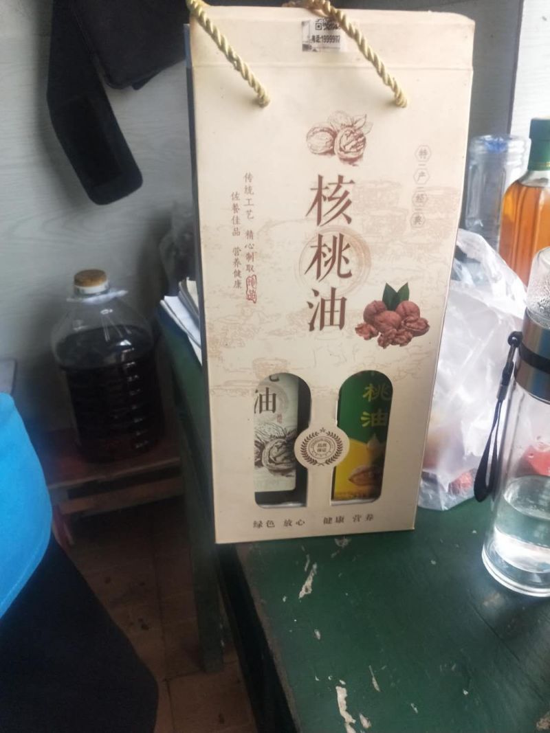 新疆自产自销纯核桃油，瓶装，2斤装，全国包邮，假一赔三