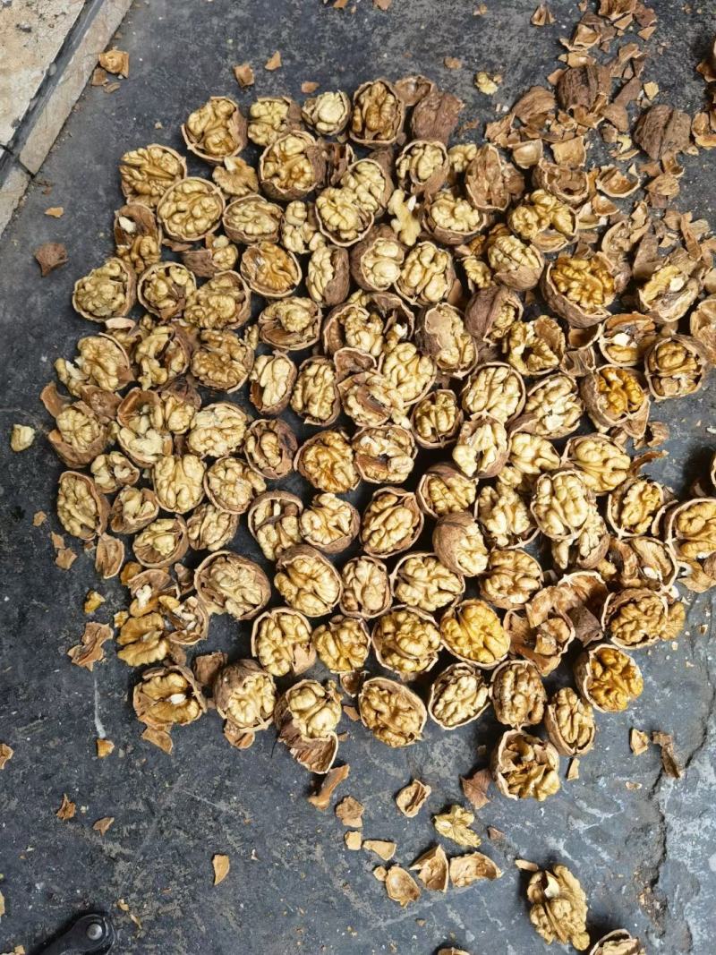 新货四川大凉山高海拔薄皮核桃甜香不带一点点苦涩味休闲零食